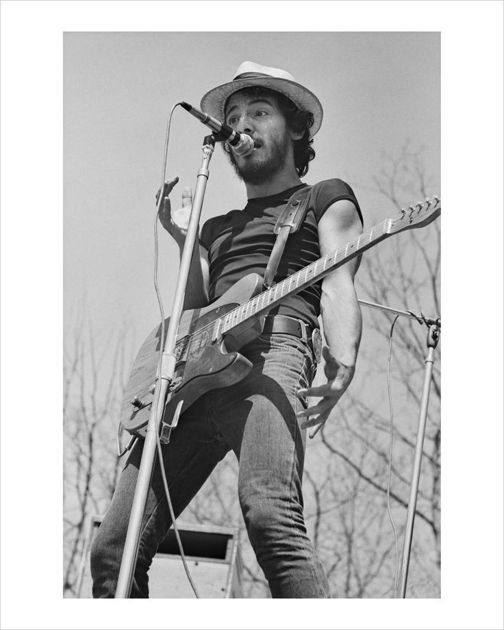 Niall Horan as The Boss a thread that he would LOVE but won't see it.