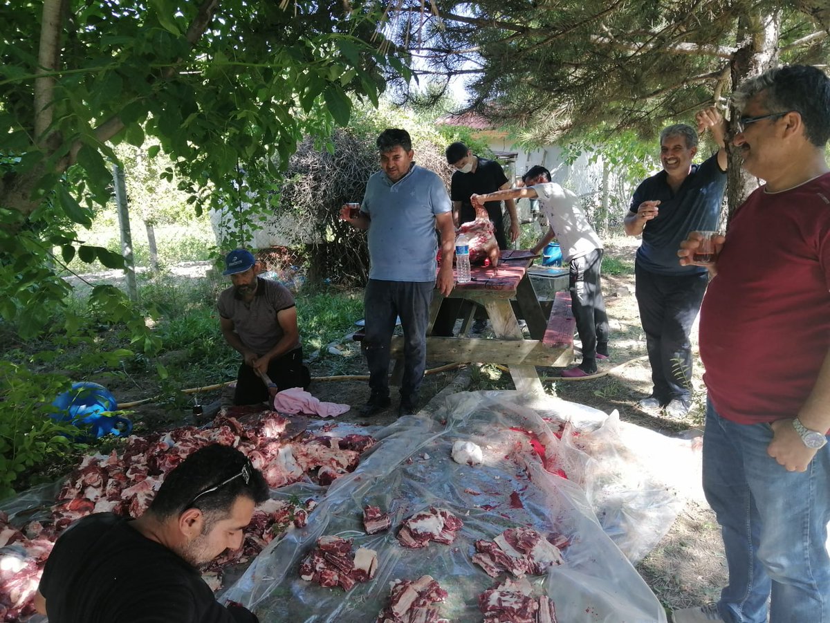 Fotonun sesi;

Amcam: Ooo yiğanim çay getirmiş 

Dayım: İmran bulaşık detarjanı getirse içerim fkdkdkjfkd

Babam: Bu ne biçim çay