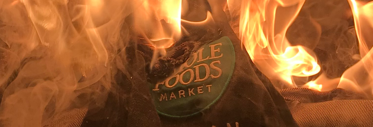 WfmWsl's tweet photo. Read "2020: The Year Whole Foods Became an Unambiguous Evil" https://t.co/14XCsGNxOU

"“Team Members” nationwide are being told that clothing and apparel bearing anti-racist slogans are “controversial” and thus in violation of company dress code."

@JeffBezos @Wholefoods #BLM https://t.co/YRTCgoSkfR