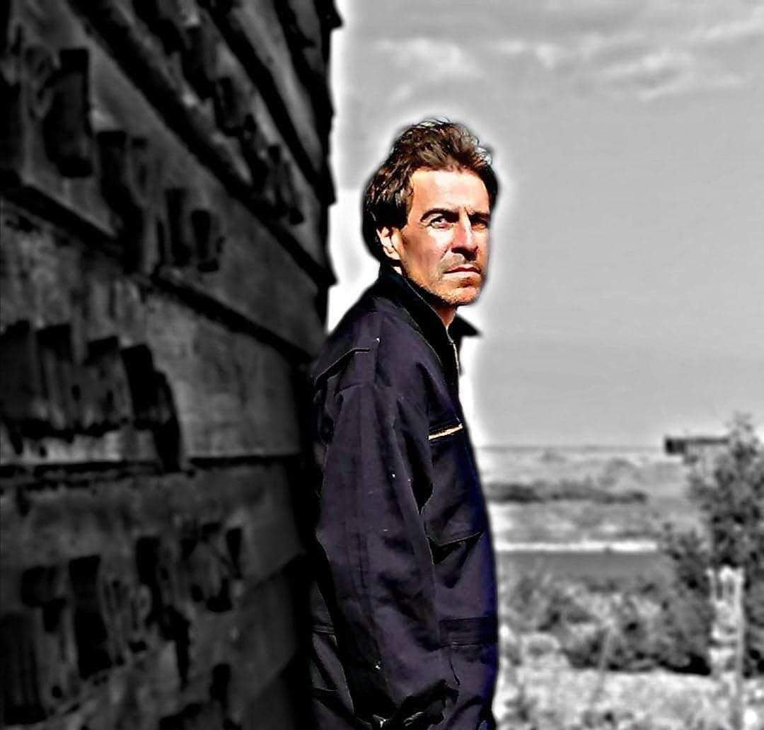 MarkFarrellyUK's tweet image. #DerekJarman ALWAYS found hope within bleakness. Super-passionate about inhabiting him in &quot;Jarman&quot; when theatres open - which they will, however long it takes. Photo by @J_Bella_S at #ProspectCottage, #Dungeness, where Derek lived his final vibrant years.  #heatwave #theatre #ff