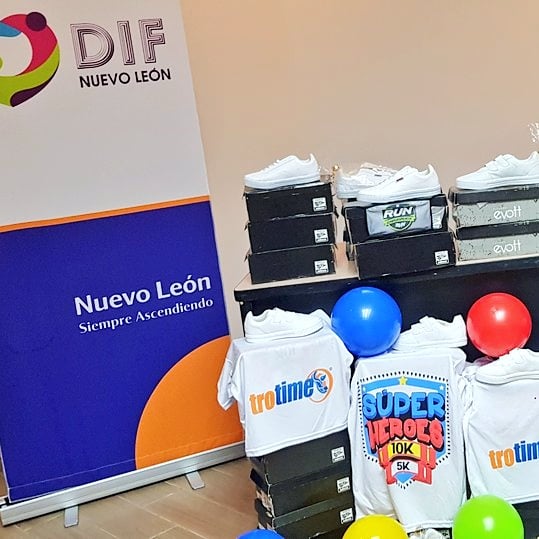 JRPalaciosChapa's tweet photo. Muchas gracias a todos los corredores y participantes de nuestro 3, 5 y 10K.
Hoy entregamos apoyos al @DiFNuevoLeon
#DIFNL de nuestra 1a Carrera Virtual de @RunChavoRuco Run.
#Trotime
#75Años
#75Obras
#75Acciones
#DIFCapullos
#DIFNuevoLeón
#RunChavoRuco
#RunChavoRucoRun https://t.co/2ImdOycHox