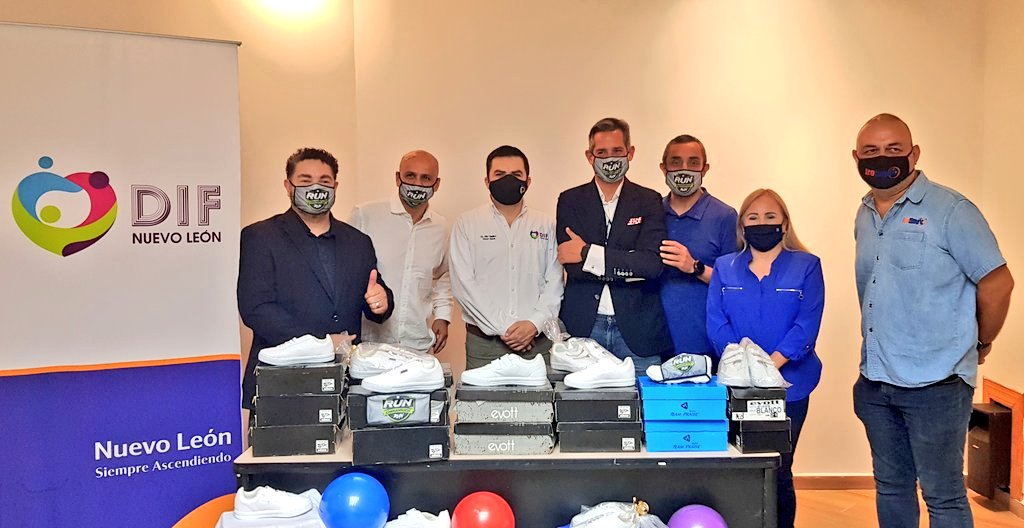 JRPalaciosChapa's tweet photo. Muchas gracias a todos los corredores y participantes de nuestro 3, 5 y 10K.
Hoy entregamos apoyos al @DiFNuevoLeon
#DIFNL de nuestra 1a Carrera Virtual de @RunChavoRuco Run.
#Trotime
#75Años
#75Obras
#75Acciones
#DIFCapullos
#DIFNuevoLeón
#RunChavoRuco
#RunChavoRucoRun https://t.co/2ImdOycHox
