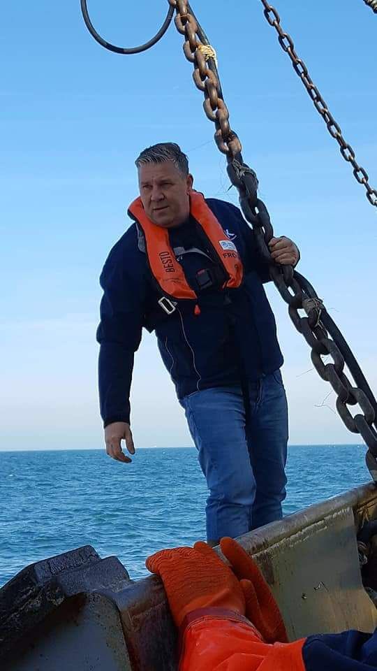 ik kom op voor de Noordzee en velen zullen mij een zeikerd vinden maar na 37 jaar Noordzee visser mag ik er ook iets van vinden als mijn werk en ons publieke domein word ingepikt en veranderd in een industrie terrein,wat mij steekt is dat de zgn Natuurbeschermers zwijgen !