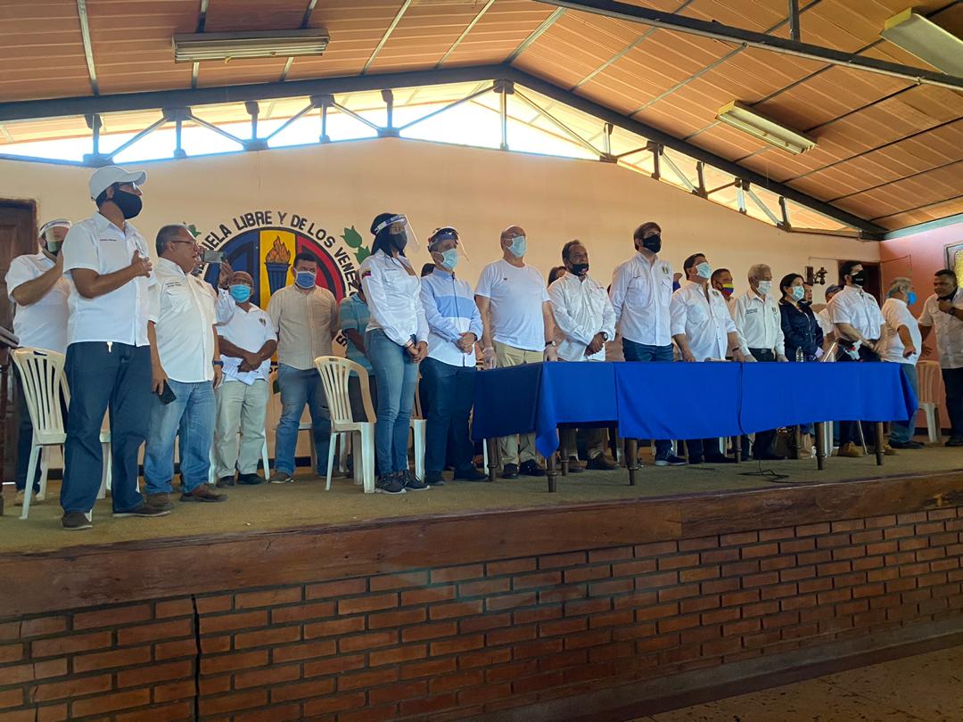 ADemocratica's tweet photo. #31Jul ¡Parte del CEN sigue recorriendo Venezuela! Ahora nos encontramos en Coro, acompañados del Sec. General de nuestro partido en Falcón @sirit_eliezer alineando a toda nuestra militancia para seguir avanzando en la lucha por la democracia. #ADelante https://t.co/eNe70JULIZ
