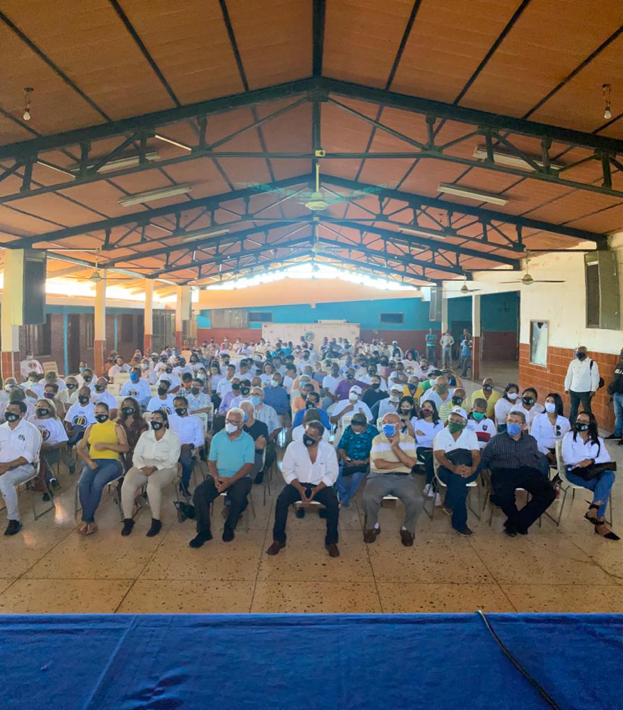 ADemocratica's tweet photo. #31Jul ¡Parte del CEN sigue recorriendo Venezuela! Ahora nos encontramos en Coro, acompañados del Sec. General de nuestro partido en Falcón @sirit_eliezer alineando a toda nuestra militancia para seguir avanzando en la lucha por la democracia. #ADelante https://t.co/eNe70JULIZ