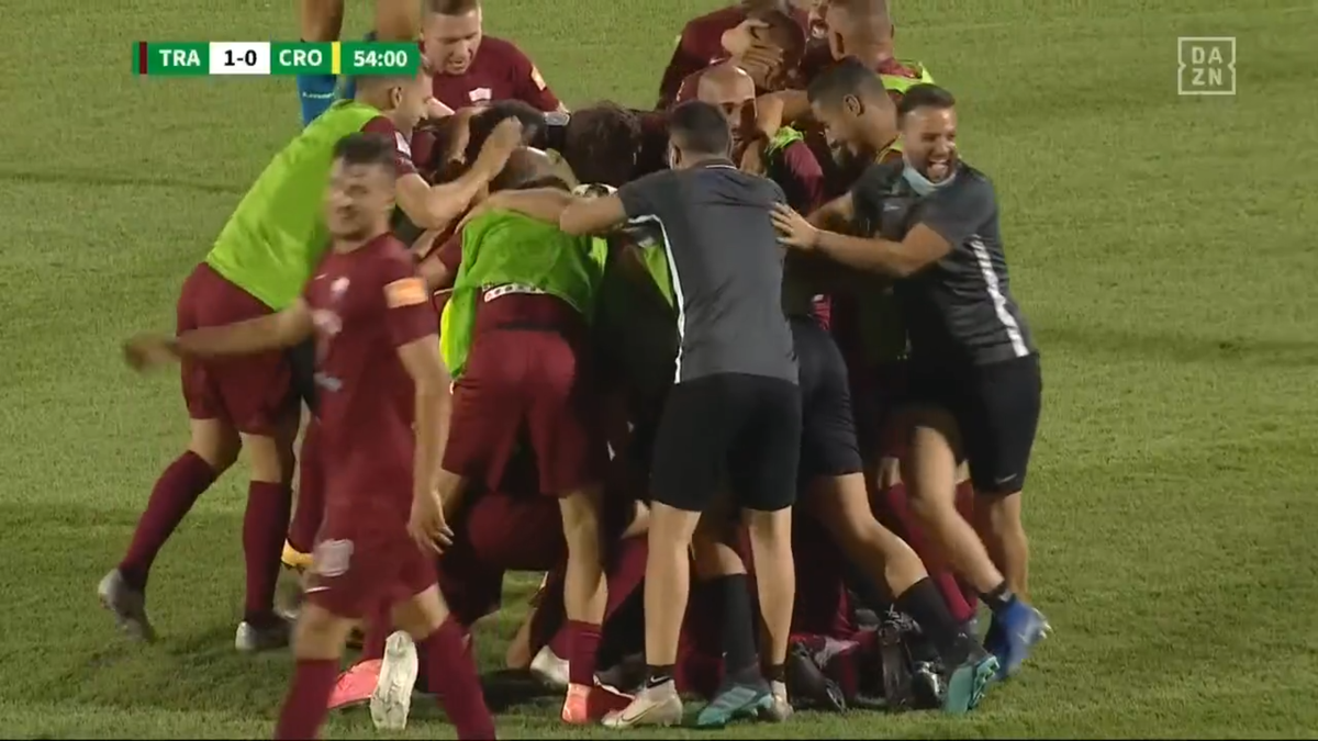 DAZN_IT's tweet photo. Tutto il cuore del Trapani 💪
Il vantaggio contro il Crotone mantiene vive le speranze salvezza dei siciliani

#SerieBKT #TRACRO #DAZN https://t.co/eSzEIgTDgD