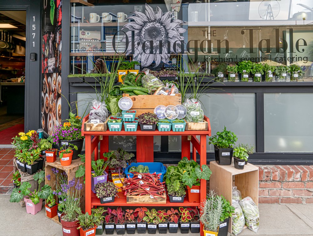 Avoid the crowds and shop our #farmersmarket Fresh #tomatoes #beans #beets #saladgreens right from the #farm this morning.  Open 11 - 6 today and tomorrow. 
#eatlocal