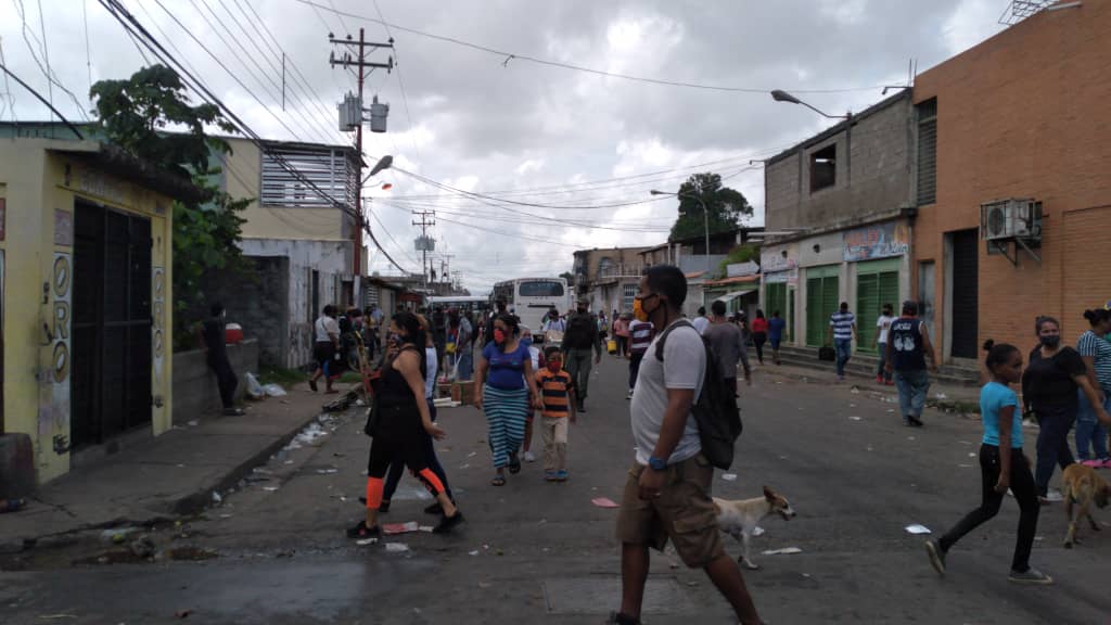 William <a href="/wruh19/">william urdaneta</a> estaba fotografiando el tráfico en la avenida Guayana, a propósito de la radicalización de la cuarentena. Más temprano, estuvo con el equipo reporteril en San Félix cubriendo el desalojo de comerciantes, en la ruta 1 de Vista al Sol. #31Julio