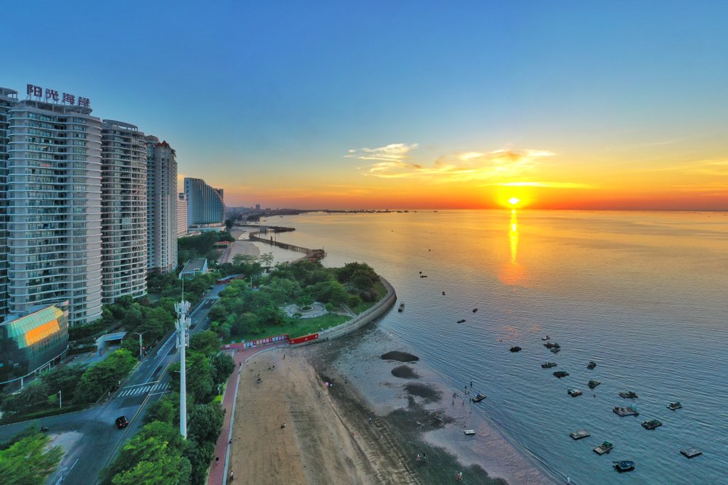 lin_sunlight's tweet photo. Sunrise starts a new day, sunset is the curtain call of the day, every day seems to be repeating, but it will not be the same  #Beihai #China #travel #emotion #emotional #life #lifestyle #photography #skyview #UAV #uavphotography #DJI #drone #dronephotography #streetphotography https://t.co/GcOUSWFC8u