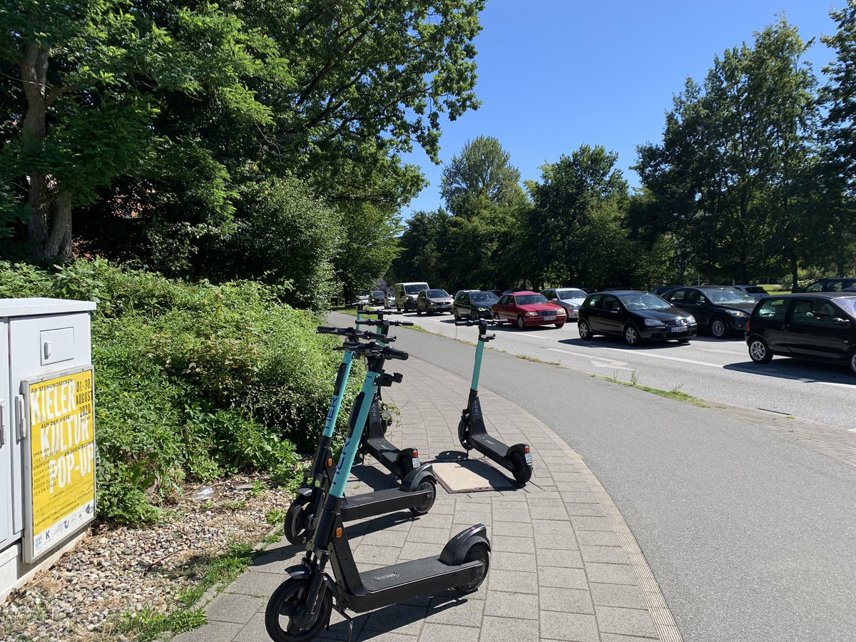 der_buro's tweet photo. Warum das mit den Rollern die man einfach in die Stadt wirft vielleicht doch nicht die schlauste Idee ist und warum das einfach zu mehr Konflikten zwischen Radfahrern und Fußgänger führt. #kielerradwege #öpnv #kiel #tier https://t.co/CUd4HiLF9M