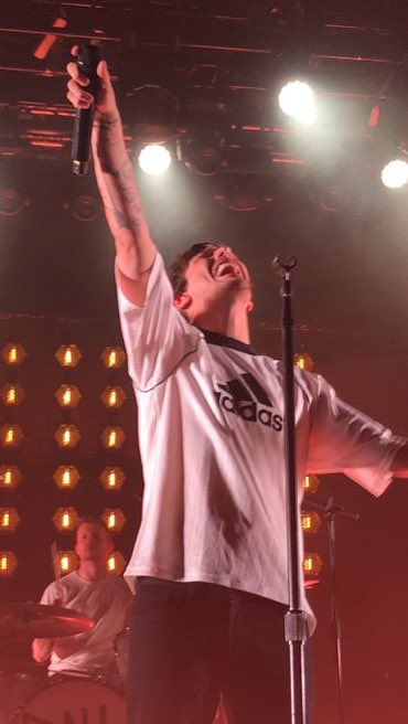 FangirlStickers's tweet photo. @Louis_Tomlinson's holographic sticker inspired by this photo while he was singing Only The Brave at the Madrid concert #6MonthsOfWalls https://t.co/zYMFBhSzIZ