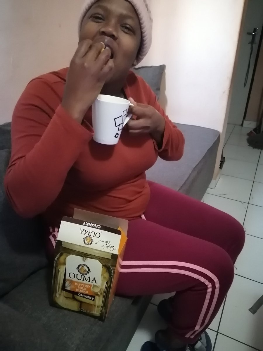 DimakatsoS05's tweet photo. #AnyTimeIsDippingTime #AfternoonExpress #OumaRusks delicious butter Milk ππππ https://t.co/5PYu3nFwCG