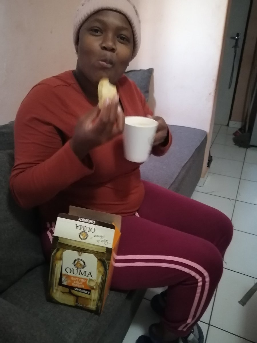 DimakatsoS05's tweet photo. #AnyTimeIsDippingTime #AfternoonExpress #OumaRusks delicious butter Milk ππππ https://t.co/5PYu3nFwCG