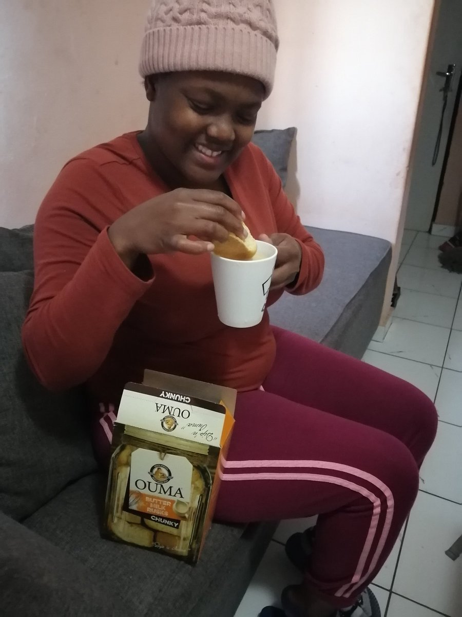 DimakatsoS05's tweet photo. #AnyTimeIsDippingTime #AfternoonExpress #OumaRusks delicious butter Milk ππππ https://t.co/5PYu3nFwCG