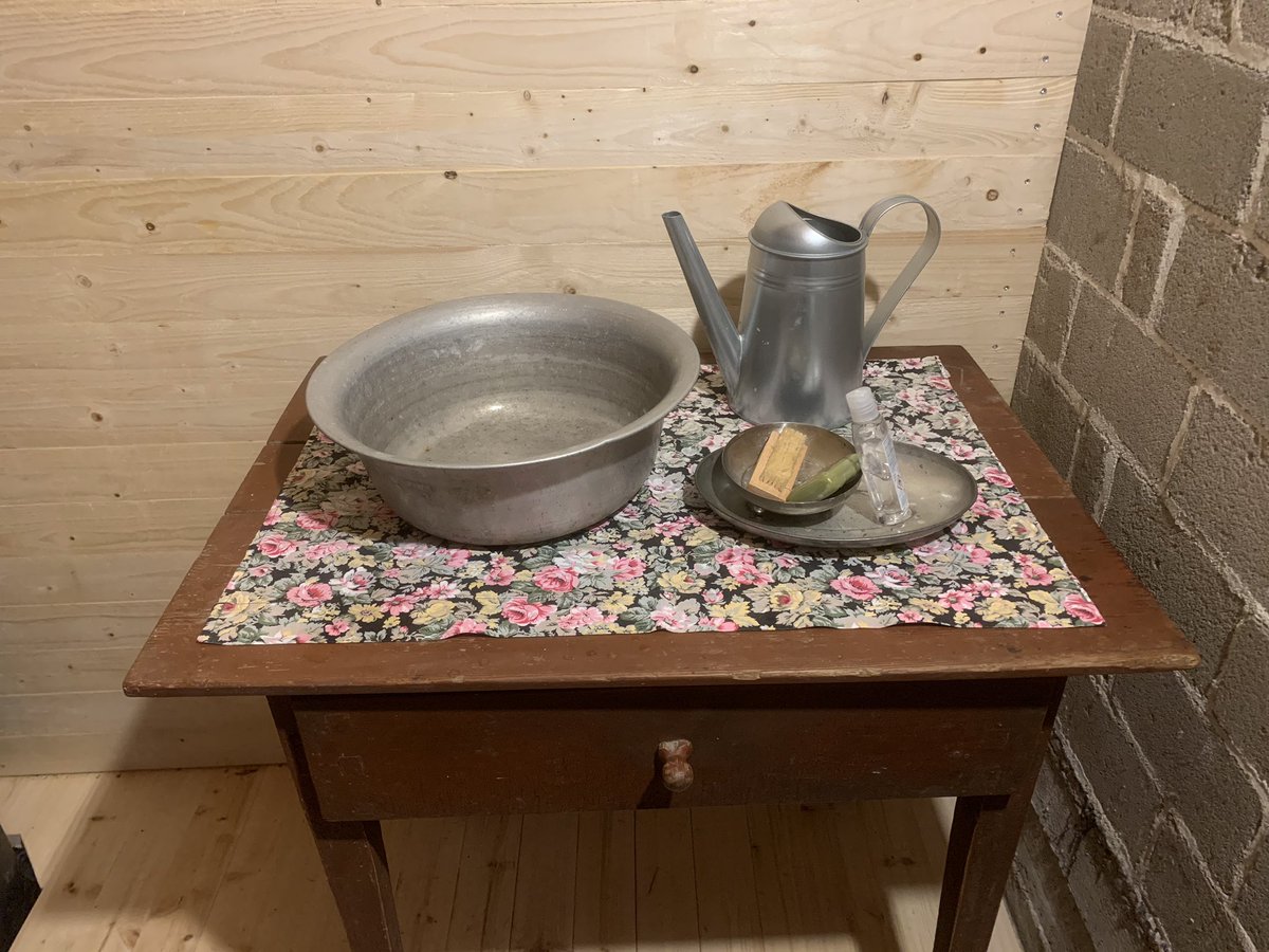 AEKosonen's tweet photo. MĂ€ en kestĂ€, miten hieno huussi meillĂ€ on nyt đ Ja siis vielĂ€ pitÀÀ sipistellĂ€ ensi vuonna sisustusta, listat paikoilleen ja uusien puuosien maalaus. Mut siis, eikö olekin upea?
#puucee
#huussi
#mökki https://t.co/9zVSc6WWYQ