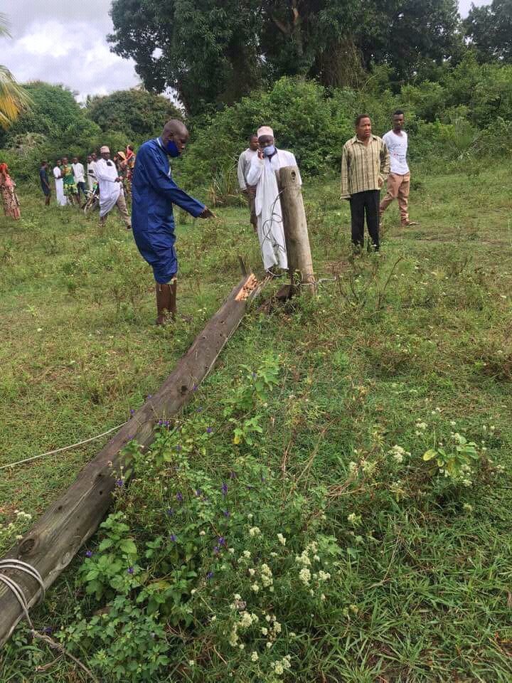 AngaafK's tweet photo. Viewer discretion advised!
A mother and her baby strapped on her back has been electrocuted  in Kombani area, Ukunda after stepping on a live  electricity wire #ShameonSAKAJA #TheseGirls #lockdownextension #ruiru https://t.co/CaHBQON79S