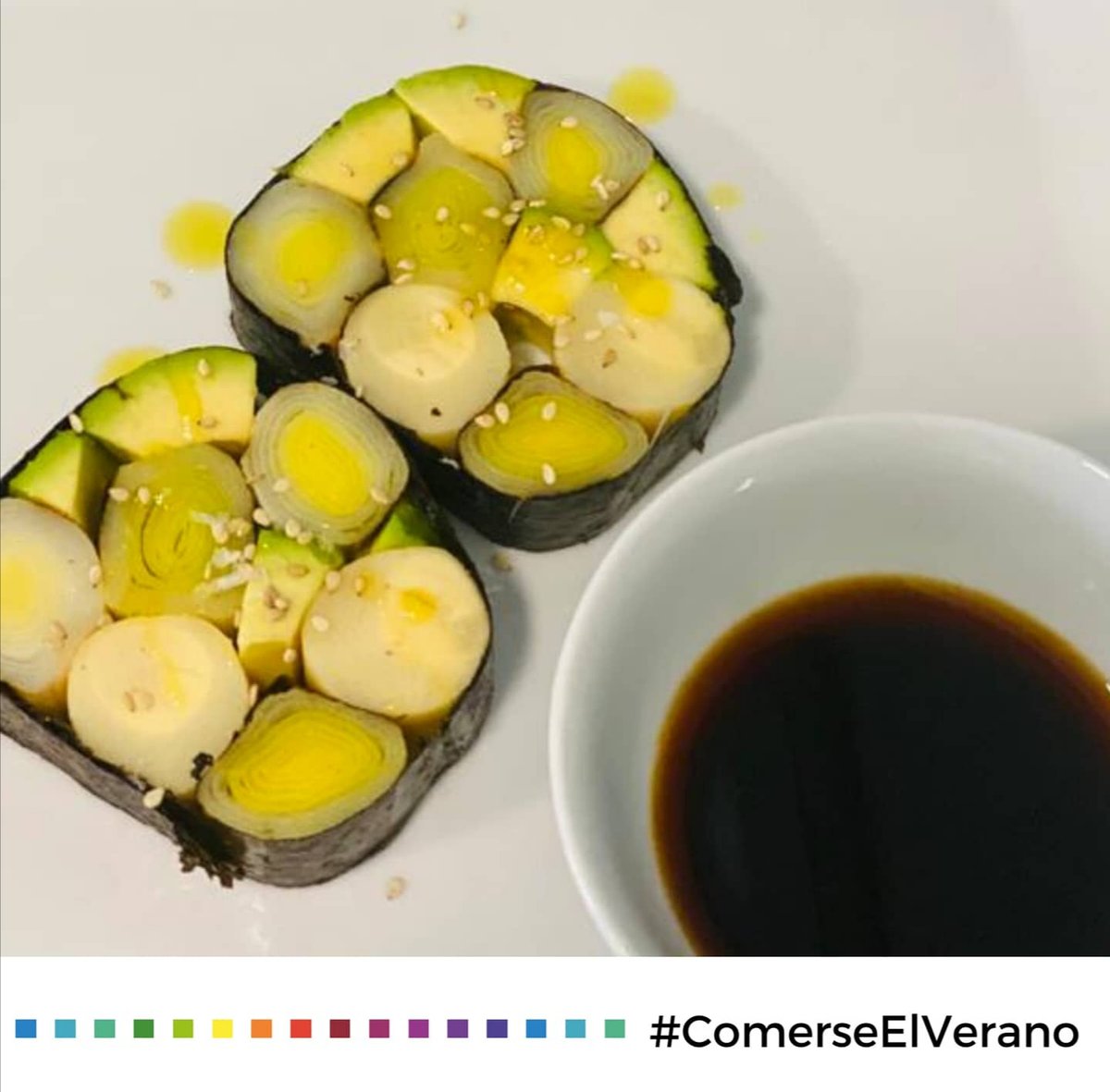 Hoy en #ComerseElVerano 👩🏻‍🍳 La chef <a href="/barbarabuenache/">Bárbara Buenache</a> del restaurante Buenache gastronomía 360º, nos propone una TERRINA DE PUERRO AHUMADA, AGUACATE CÍTRICO &amp; PALMITOS inspirada en el Festival Diminuto de #Veranosdelavilla. Descárgala  en cutt.ly/hdwEMsV