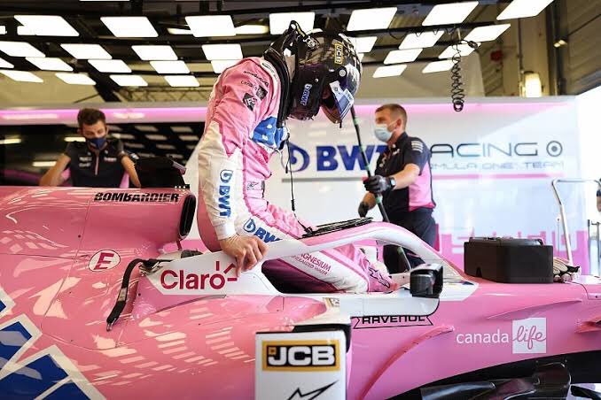 chacho_lml's tweet photo. Algunas de las inconveniencias superadas. Hulkenberg usando un traje de Stroll, más corto. Botas de Renault, el asiento lastimaba, el casco igual, y quedó un poco más alto de lo normal para salir a pista. https://t.co/o9spzxBzfF