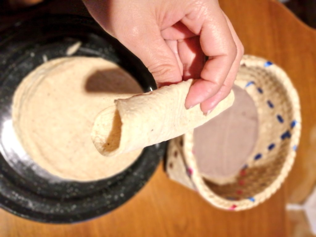 Hoy nos depara una comida de agasajo con las tortillas de #tradiciondecomal. Ellos usan 65 tipos de maíces criollos de Oaxaca, Puebla, Estado de México y Tlaxcala. Y hacen las tortillas como “Dios manda": maíz, cal viva, agua purificada y reposo. Pedidos WhatsApp 56 2124 9999