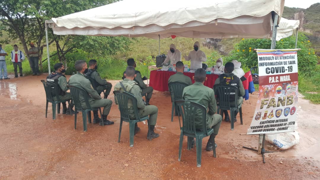 reypapi5's tweet photo. El contingente Ernesto Che Guevara en el estado Bolívar realizando charla educativa y el despistaje activo de covid-19 en el punto de control PAC WUARA. #CubaSalvaVidas #venezuela. 
@Cubacooperabol2 
@Cubacoopera_Ve3 
@cubacooperaveAN 
@CubacooperaveMO 
@PLVenezuela https://t.co/iIeyyWEJx4