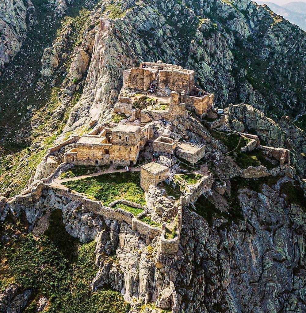 vahid__bahman's tweet photo. ارسباران، خاستگاه نیاکانم سرزمین عجیبی است

گویی آخرین دژ ایران‌خواهی به وقت نا‌امیدی است

دیار بابک خرمدین است که ۲۰ سال سپاه دو خلیفه عباسی را زمین‌گیر کرد

دیار زمین‌گیر شدن قوای عثمانی است

آخرین سنگر زبان پهلوی‌آذری، زبان پیشین مردم آذربایجان است

دیار ستارخان، سردار ملی است https://t.co/n9E3CDLIfh
