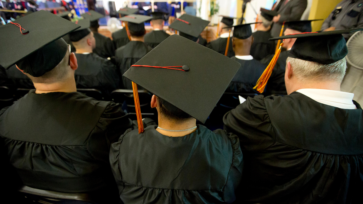 verainstitute's tweet photo. "Lifting the ban on Pell Grants is one of the most straightforward and effective ways we can create opportunities for incarcerated students and their families as well as strengthen the communities to which they return. And it's something we can do now." https://t.co/yC555caBOF https://t.co/t8bDyrEgE6