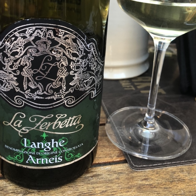 2015 Roberto Sarotto Langhe Arneis La Zerbetta wird getrunken mit einer Bewertung von 88 von 100 Punkten. corkz.com/SA69