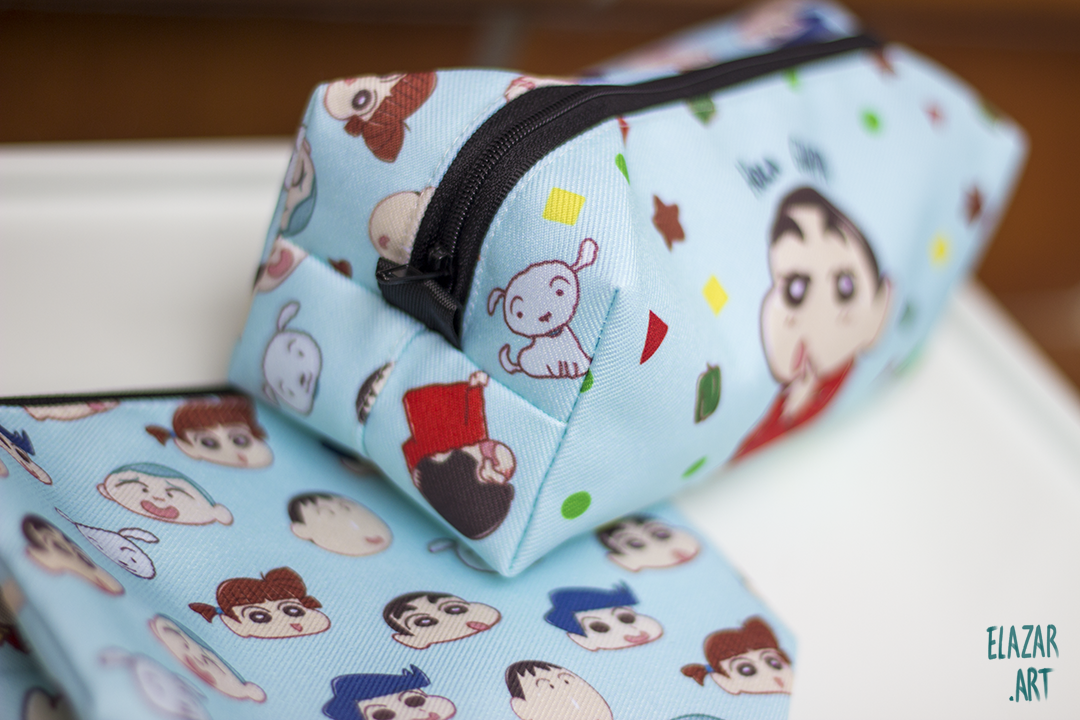 ElazarArt's tweet photo. Cuboid pencil case - 9€ 
Flat pencil case - 8€ 

The flat version is the same design in both sides. https://t.co/AZdRAo1uH7