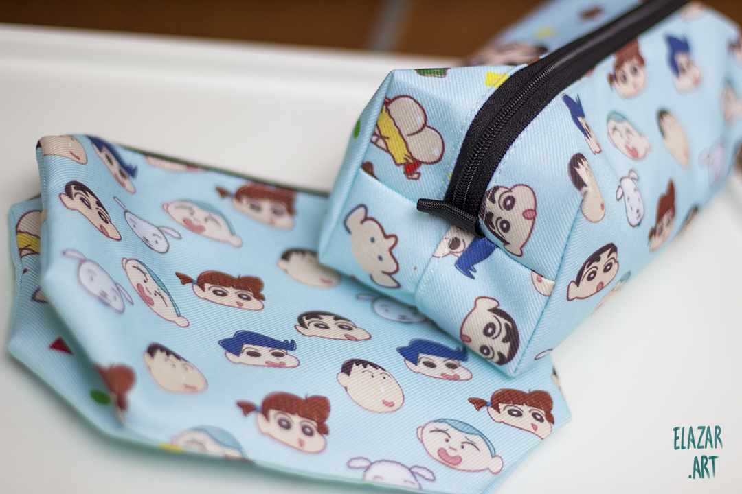 ElazarArt's tweet photo. Cuboid pencil case - 9€ 
Flat pencil case - 8€ 

The flat version is the same design in both sides. https://t.co/AZdRAo1uH7