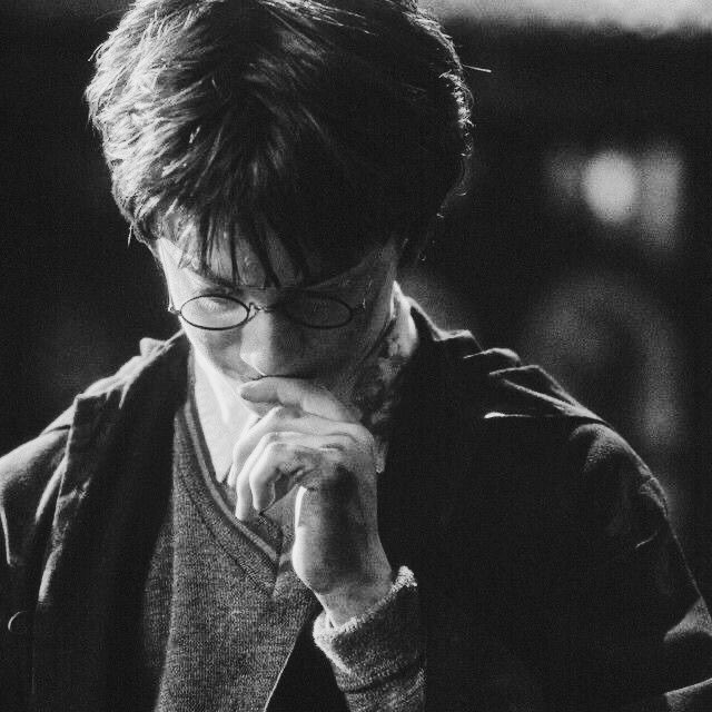 nathvvv's tweet photo. “Ele vai ser famoso! Todas as crianças do nosso mundo vão conhecer o nome dele!” 
Harry Potter, o menino que sobreviveu à maldição da morte ♥️✨

#HappyBirthdayHarryPotter https://t.co/asynqFQhIh