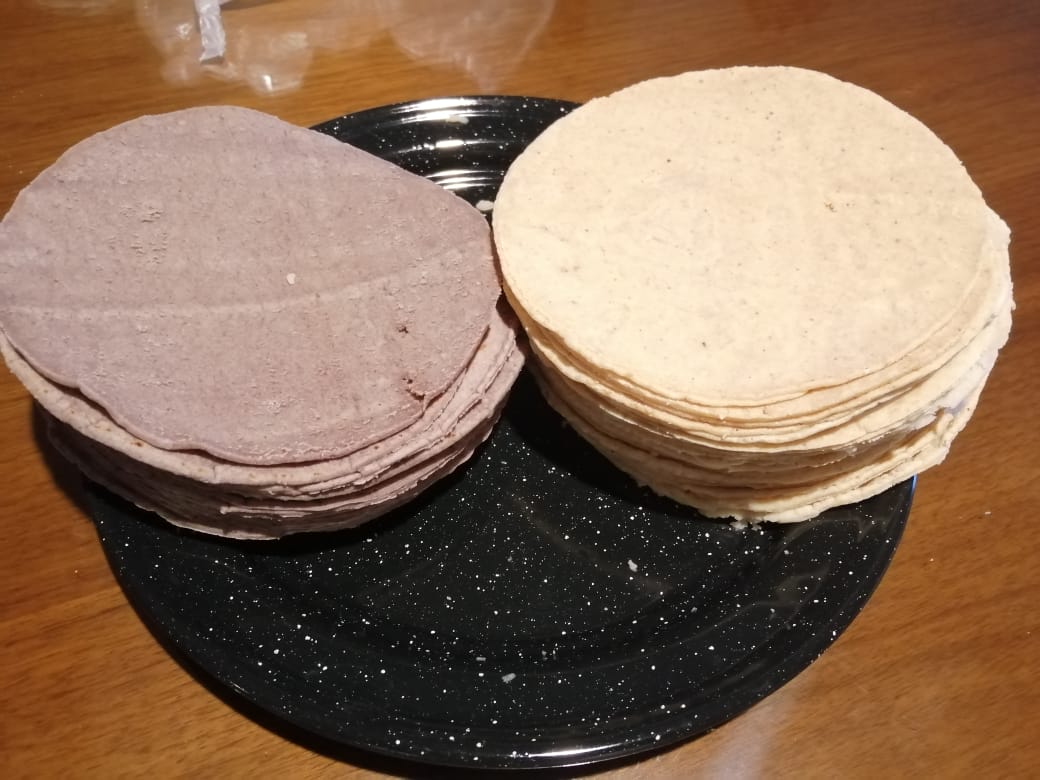 Lo mejor de #tradiciondecomal es que su delivery llega a toda Ciudad de México y área metropolitana, pidiendo desde un kilo. Los pedidos se hacen 24 horas antes. Además venden masa y comales de barro, más info tradicióndelcomal.com. Kilo de tortillas o masa: desde $35 pesos 😊