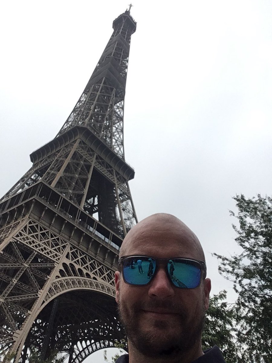 DeHouk's tweet photo. Leuk geprobeerd van die Fransen maar het lijkt natuurlijk voor geen meter ! 5 voor de moeite. #euromast #rotterdam https://t.co/f6CYBTQZYk