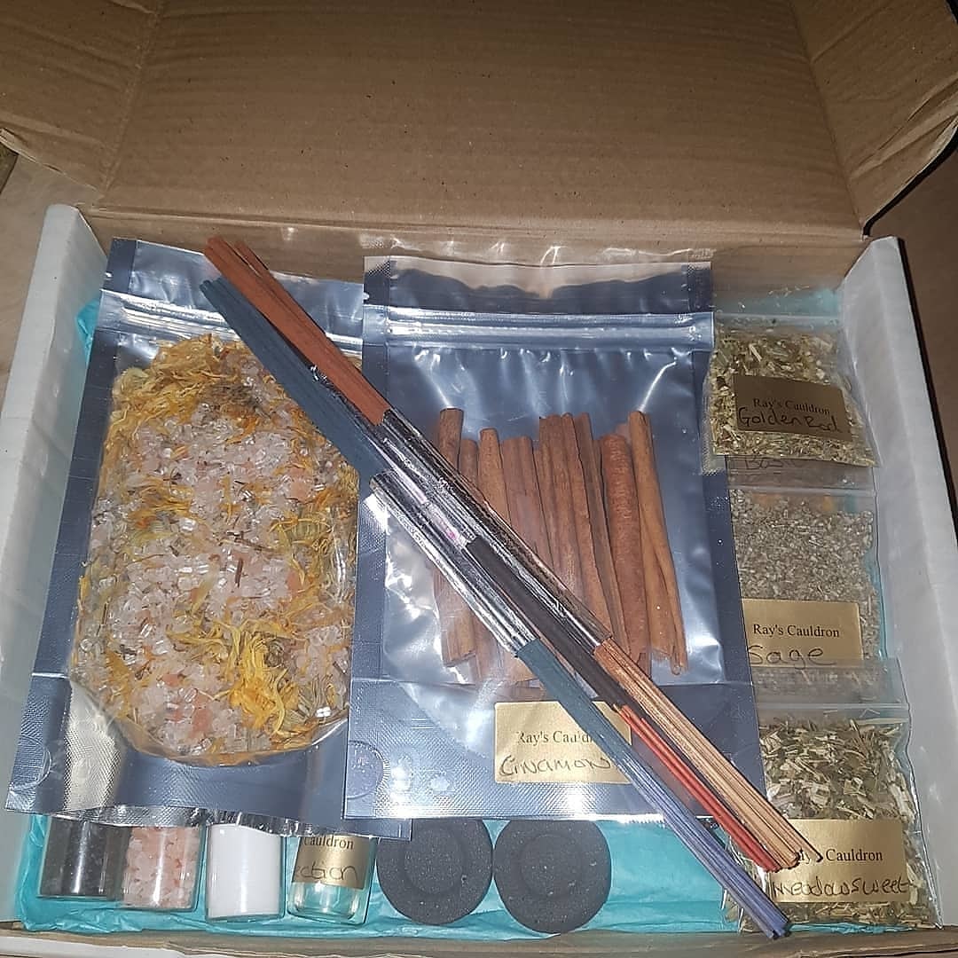 CauldronRays's tweet photo. For witch boxes for beginners small and medium-sized can do custom boxes also ..
Jewellery 
Necklaces 
Bathsalts 
Samhain boxes 
Yule boxes
And custom made spells also available  just message me directly links #etsyshop over on page ..
@CauldronRays

https://t.co/lhAmjqqlYQ https://t.co/KKT1TkFKe9