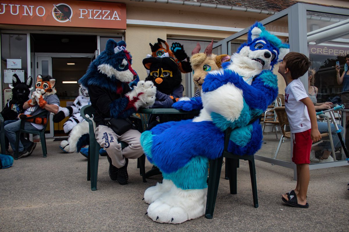 Se rendre compte de la magie qu'on apporte au Enfants.

Merci pour ce week-end incroyable !

#photography #furryfandom #FursuitFriday #Furday