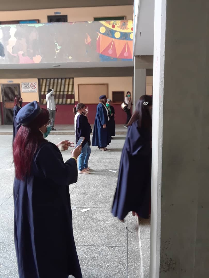 UBVEjeCaciqueM1's tweet photo. Hoy en la mañana, 160 nuevos líderes del socialismo, formados por la UBV Eje Cacique Mara (sede Zulia), recibieron por Secretaría sus títulos profesionales, durante acto simbólico que cumplió las normas de bioseguridad en las instalaciones del IUTM. @RNV_Zulia @CIPEEUBVZULIA https://t.co/cvy337JwML