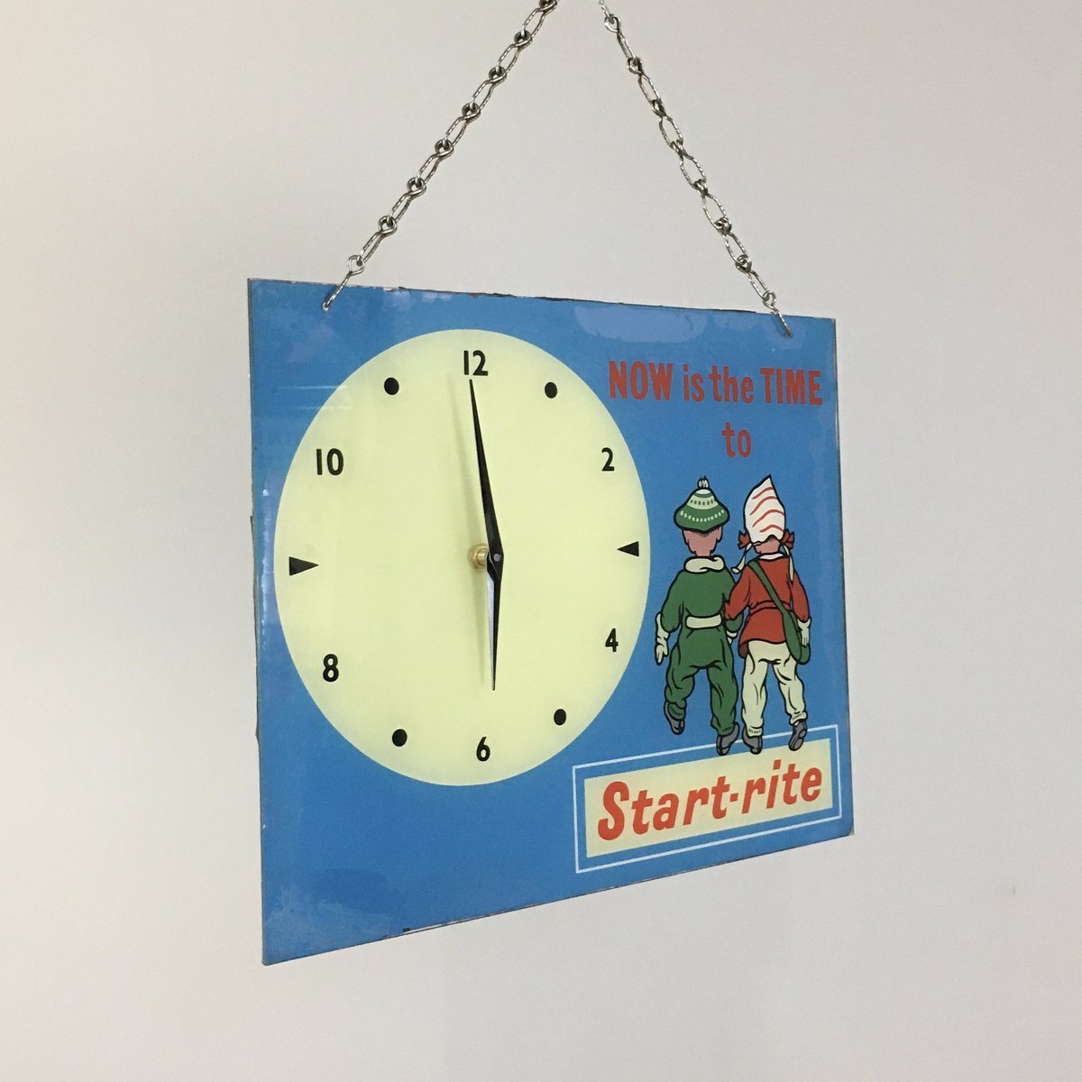 RailwayCotAntiq's tweet image. Back in the day it was ‘Start-rite’ Versus ‘Clark’s’ in the battle of the children’s shoe business. 
Think Oasis V Blur, but with more Soul 😏........(tumbleweed🤦🏼‍♂️)

RailwayCottageAntiques.com
TheHoarde.com 
H 30 x W 38 cm approx 
#startriteshoes #advertisingclock #perspex