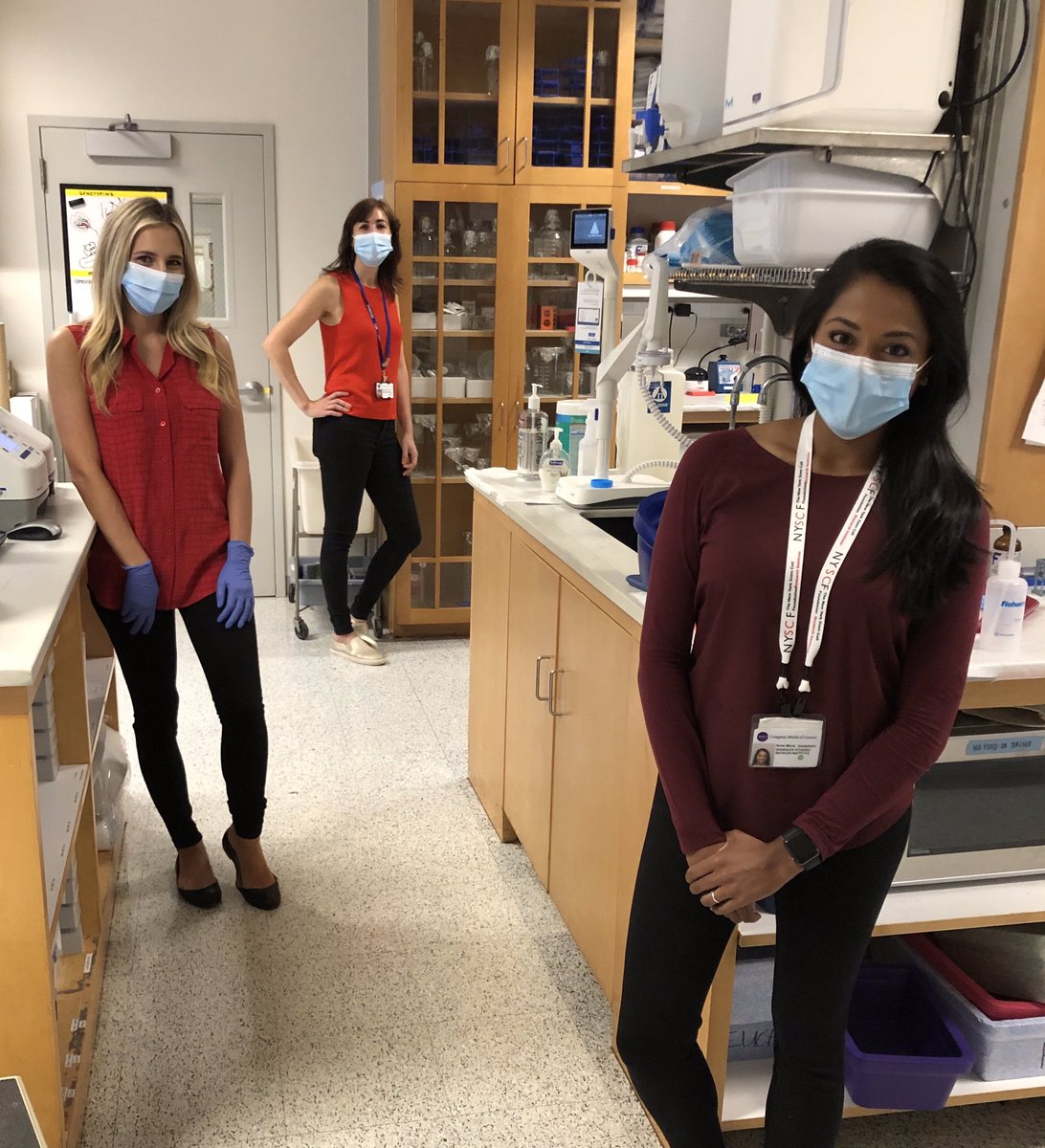Matching Fridays yeah!!!  👩‍💻👩‍🔬💃😎 #leuchtlab #matching #redandblack #notplanned #happyfridays #awesomelab #team <a href="/lindseyremark/">Lindsey</a> <a href="/JosephsonAM/">Anna Josephson</a>