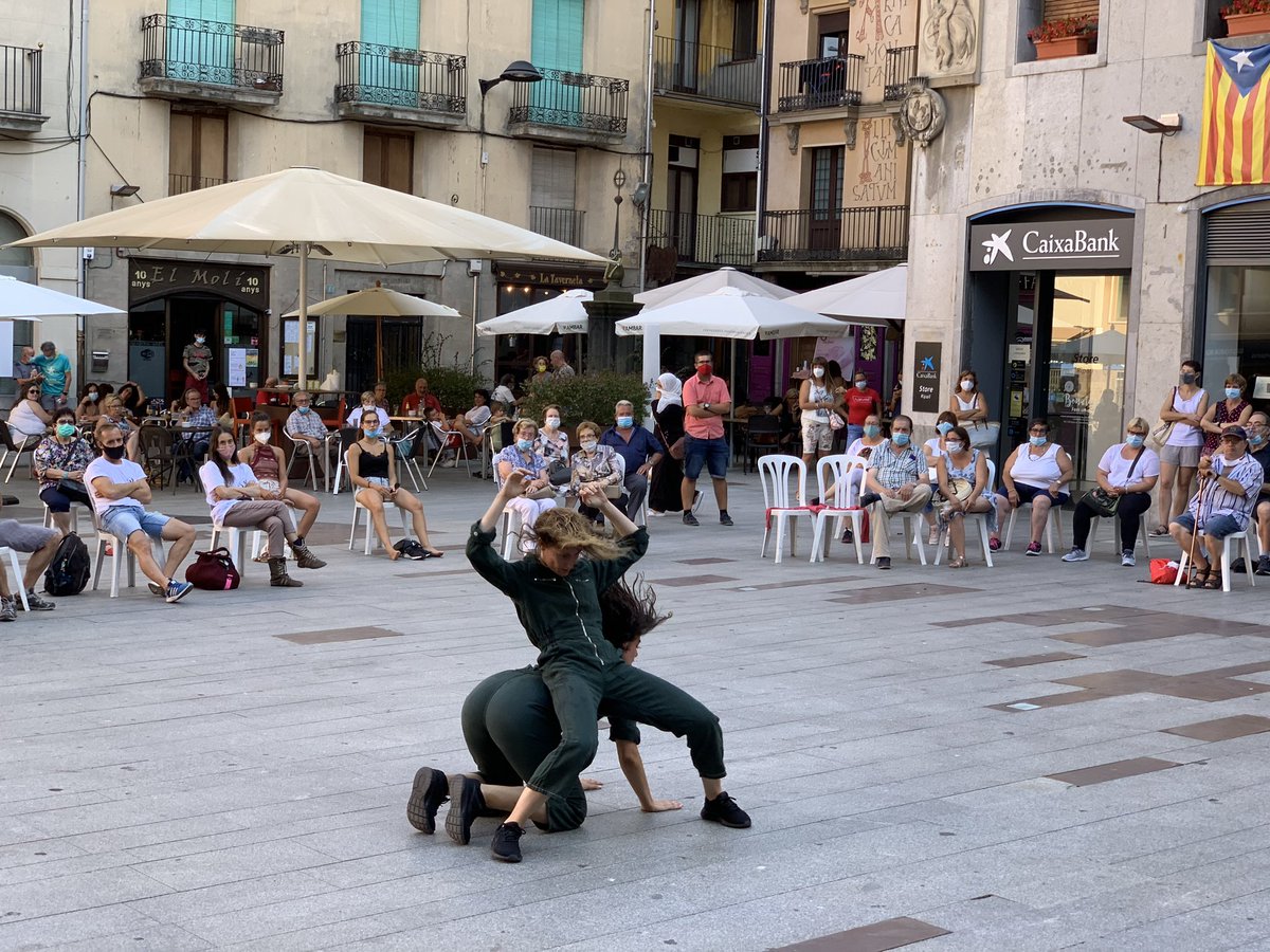 Gràcies <a href="/fundaciomap/">Fundació MAP</a> i #lasdueñasdelbalón per remoure’ns i portar-nos la màgia de la dansa als carrers de Ripoll 😍 Ens trobem a les 22h a la Pl. del Monestir, per acabar aquesta breu edició de #ripollesdansa2020 amb l’actuació de <a href="/LaTaimada/">LaTaimada</a> #dancetomeetyou