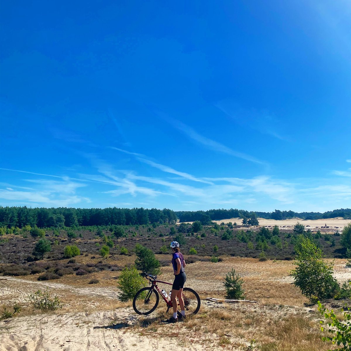 Een onmogelijk kleine samenvatting van twee dagen gravellen op de Veluwe met Klub Kwakzalver, inclusief slapen in een tentje en een kampvuur, en vertrekken vlak na het ochtendgloren. Het was zó mooi.