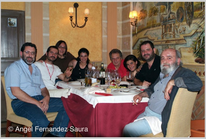 cinepastor's tweet photo. Pues aprovechando que #RuthGabriel es la madrina de @DiasDeCine voy a presumir un poquito: junio de 2005 cenando con ella, #AngelinoFons, #JavierAlbalá, #ÓscarAibar... durante la Primavera Cinematográfica de Lorca.
Fotografía de #ÁngelFernándezSaura.
@GerardoQuietMan https://t.co/hCcygvZNuG
