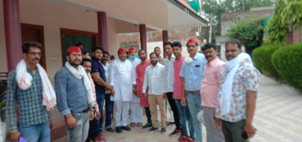 SPPARTYJHANSI's tweet photo. आज मऊरानीपुर विधानसभा बूथ समीक्षा  रोरा ग्राम में भृमण के दौरान भूख लगी तो गांव के ही दलित गोरेलाल बाराती जी के यंहा उनकी दाल रोटी खाकर भूख मिटाई ।।
धन्यवाद गोरेलाल जी  
-मा० @maheshkashyapsp
 जी
क्योकि हम #जातिधर्म से ऊपर #इंसानियत को #मानते है ।।
@yadavakhilesh
@samajwadiparty https://t.co/fm6kFmvGWf
