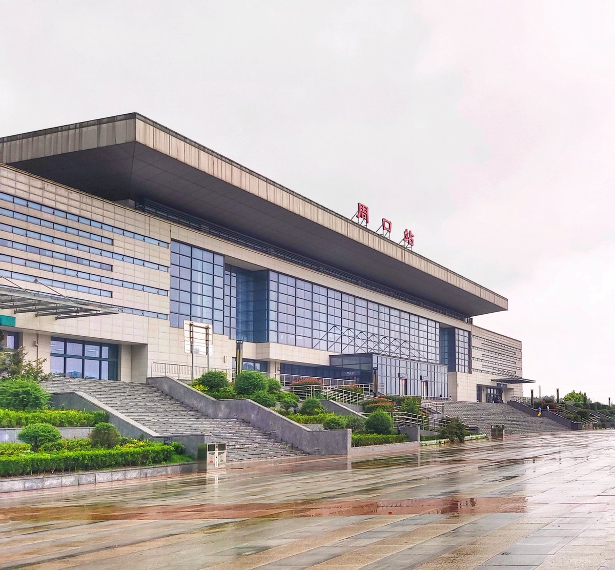 Zhoukou(Chowkow), a middle scale city in Henan province of China. I have caught breeze and summer color in the empty square.