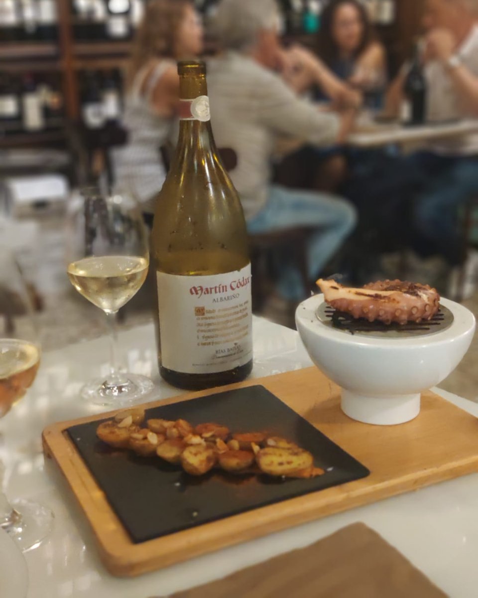 TuClubdeVinos's tweet photo. Pulpo ahumado al romero, Romesco de Cacahuete y Patatas a la Brasa con #AlbariñoMartínCodax, porque no todo en la vida es trabajar!! 

#AlbariñoMartínCodax #Albariño https://t.co/CZFqOy9Ee4