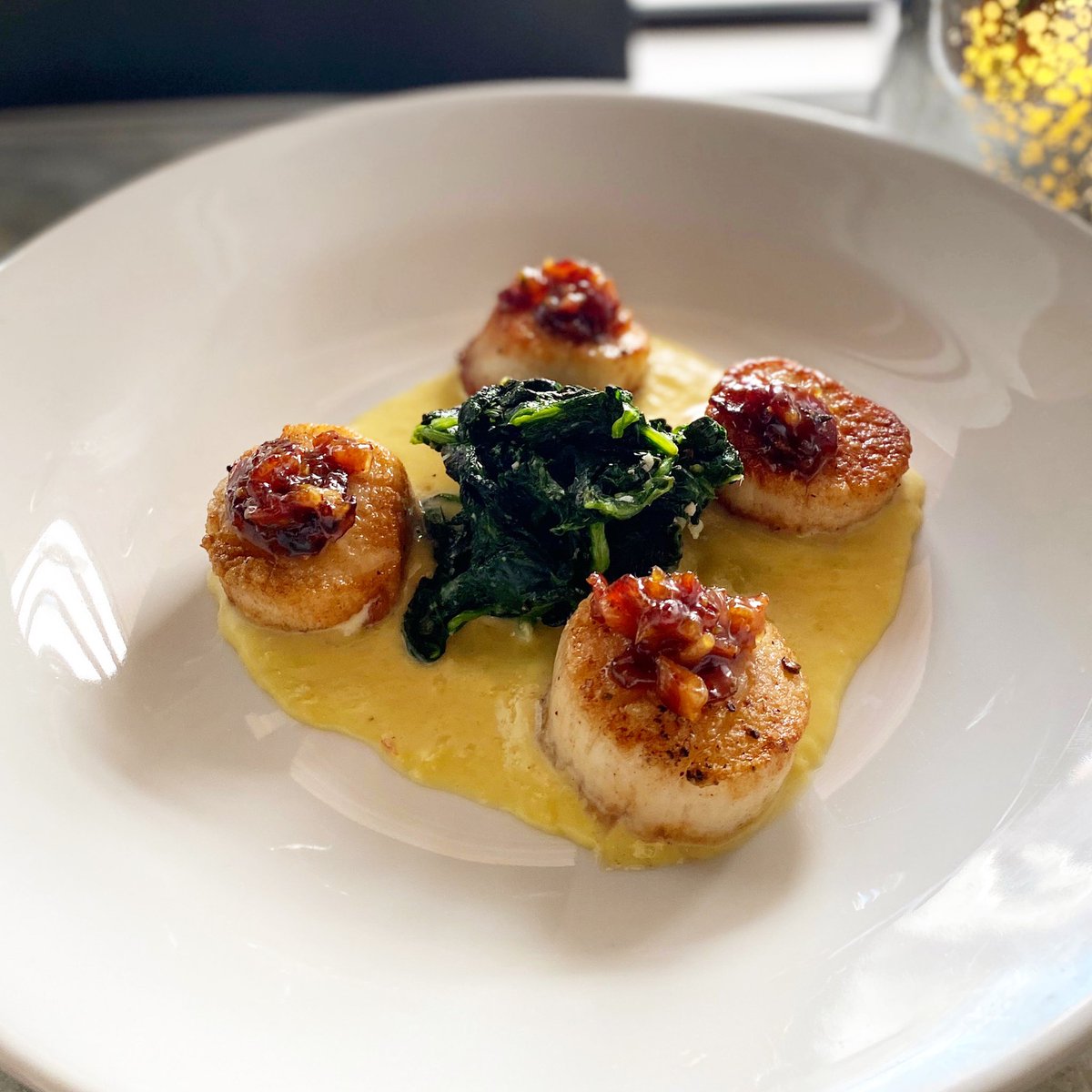 117PrimeMem's tweet image. Our special this weekend at 117 Prime - and soon to be on our new menu! 

Seared Scallops | sweet creamed corn, sautéed spinach, bourbon-dijon bacon jam! $26

#117prime #downtownmemphis #choose901 #ilovememphis #open901