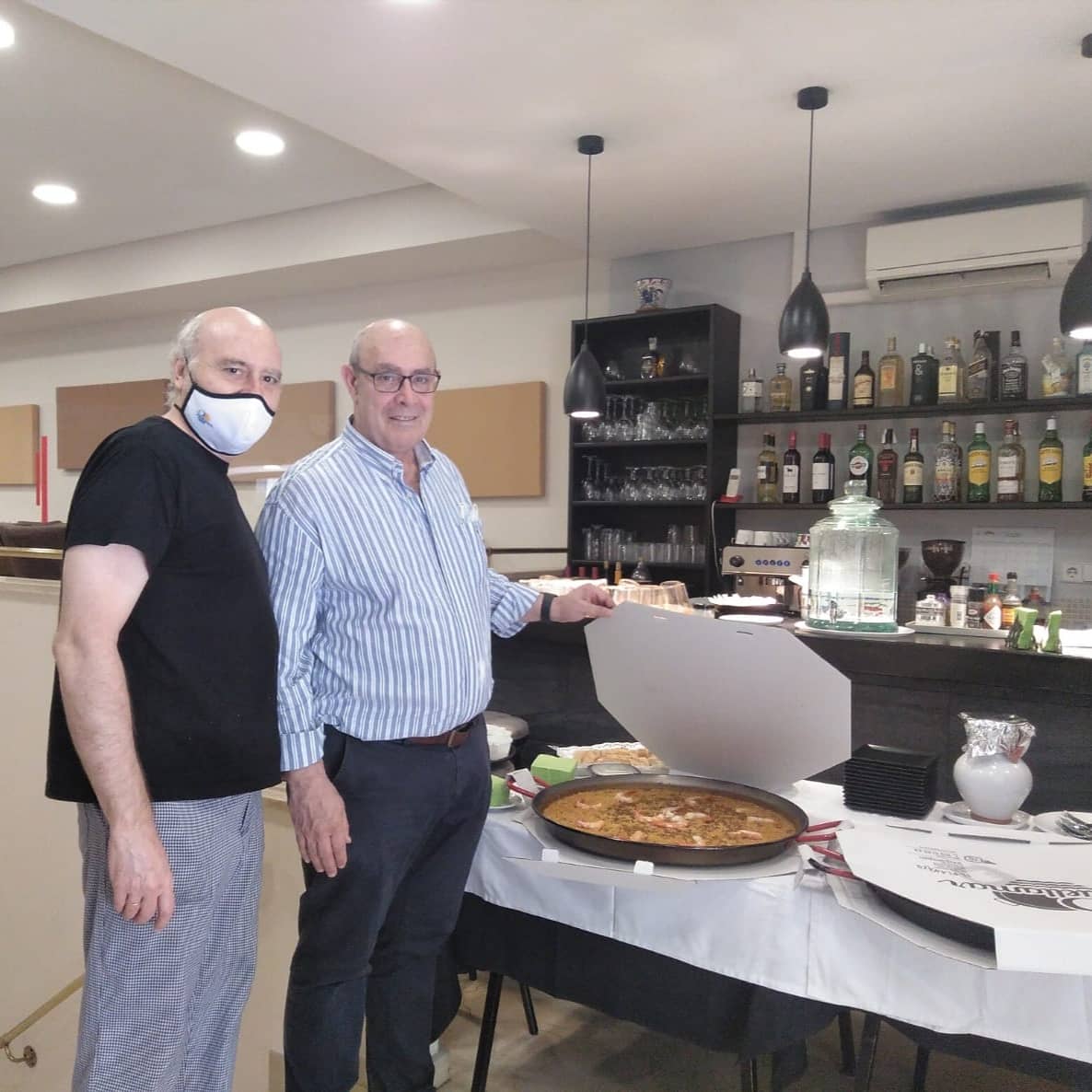 PaellaPlanet's tweet photo. Nos encantan los eventos !!! #arrozdelseñoret y #Paellavalenciana en el #clubdeBridgeVergara . Gracias a todos. Lo pasamos fenomenal #pellamar #paellasmadrid #Eventos https://t.co/Vx10QJ3wve
