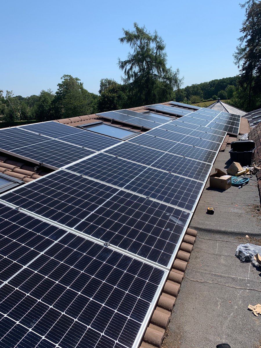 JemEnergy's tweet photo. Here's an absolute scorcher of a Solar PV installation🌞
It's been over 30°c in parts of the UK today, but that didn't stop the JEM Energy team from carrying out this fantastic combined installation of 10 KWP of Solar and 22.2 KW of Battery Storage in Berkshire #savingtheplanet https://t.co/L4l6pdXe1p