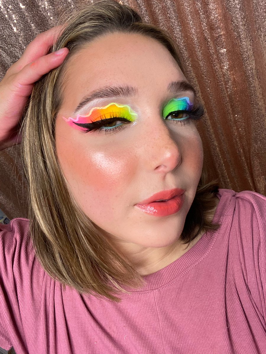 Neon dreams 💖 
.
@GlamVice @HourglassMakeup @kadukabeauty @dominiquemakup @fentybeauty @bperfectcosm @MMMMITCHELL 

#neonmakeup #neoneyeshadow #glamvicecosmetics #neonpigments #wingedliner #glowymakeup #nofoundationmakeup