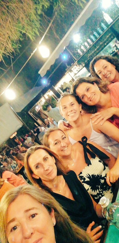 CoboVazquez's tweet photo. Parece que por fin los astros se han alineado #educadas #sayonarababy @CristiOrs @bellavaliente @Inma751 https://t.co/zAJ0wxMIB3