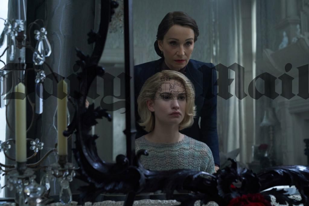 릴리 제임스, 아미 해머가 출연하는 넷플릭스 영화 #레베카 스틸 사진 https://buff.ly/39OGKzcTranslate post