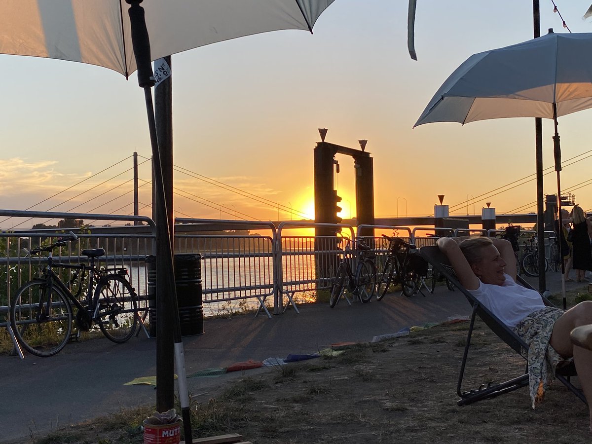 jppieper's tweet photo. Da ich gerade am Stadtstrand Düsseldorf am Robert-Lehr-Ufer sitze: @MAStrackZi was würden Sie sich hier denn alternativ wünschen, wenn Ihnen das Flair nicht zusagt? Ich finde die Container recht charmant. https://t.co/REnegO6jHx https://t.co/AZ2IQt6WZn